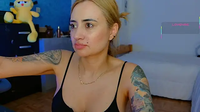pennyyy  online show from May 27, 2026, 10:29 pm