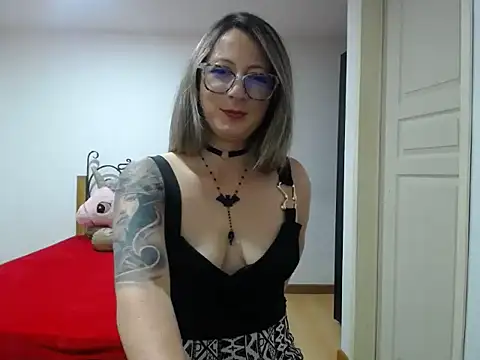 Snapshot of VALELUXX chatting on April 26, 2026, 1:58 am VALELUXX online show from April 26, 2026, 1:58 am