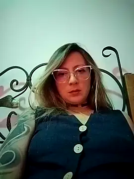 Snapshot of VALELUXX chatting on May 3, 2026, 3:45 am VALELUXX online show from May 3, 2026, 3:45 am