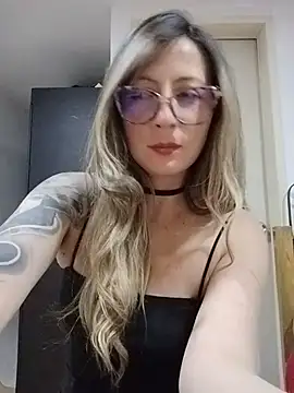 Snapshot of VALELUXX chatting on May 16, 2026, 2:19 am VALELUXX online show from May 16, 2026, 2:19 am