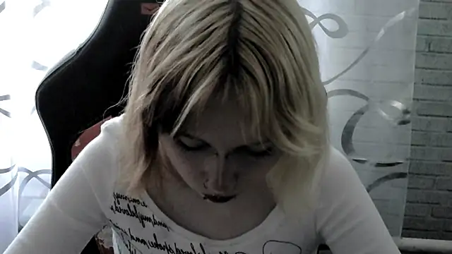 Snapshot of Vi_Nika chatting on April 18, 2026, 1:04 pm Vi Nika online show from April 18, 2026, 1:04 pm