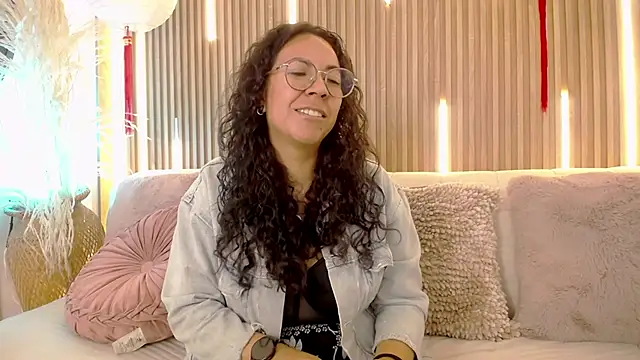 Velvet Curly online show from May 25, 2026, 1:06 pm