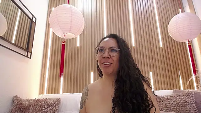 Velvet Curly online show from May 28, 2026, 12:35 pm