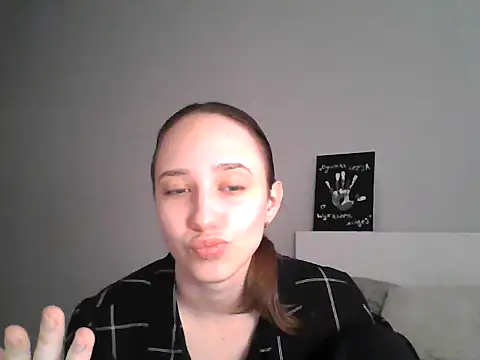 Snapshot of DarkMirel chatting on May 6, 2026, 4:23 pm DarkMirel online show from May 6, 2026, 4:23 pm