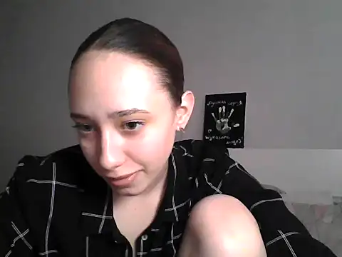 Snapshot of DarkMirel chatting on May 7, 2026, 1:49 pm DarkMirel online show from May 7, 2026, 1:49 pm