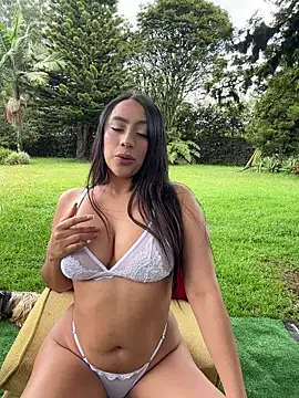 JuliettaGmz online show from June 4, 2026, 4:02 pm