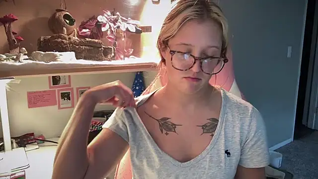 Snapshot of MUSCLEMOMMY1365 chatting on June 12, 2026, 7:02 pm MUSCLEMOMMY1365 online show from June 12, 2026, 7:02 pm