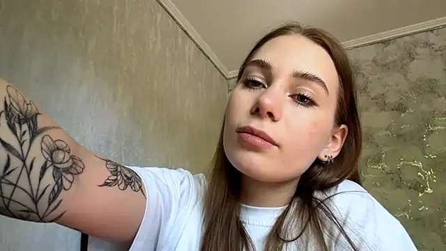 Snapshot of FlufyRabbit chatting on April 15, 2026, 6:20 am FlufyRabbit online show from April 15, 2026, 6:20 am