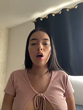 Annyrosse00 online show from April 22, 2026, 7:15 pm