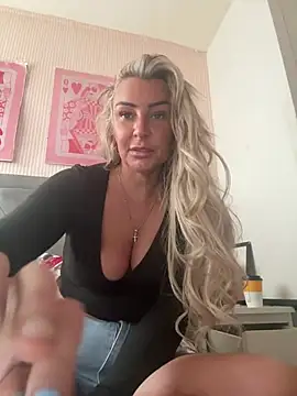 Snapshot of Naughtyhousewife_x chatting on April 28, 2026, 10:42 am Naughtyhousewife x online show from April 28, 2026, 10:42 am