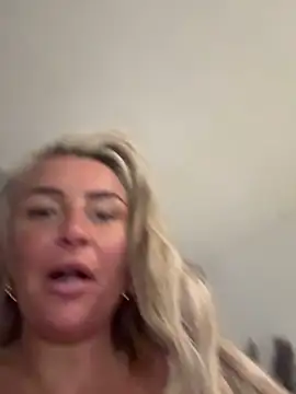 Snapshot of Naughtyhousewife_x chatting on April 29, 2026, 5:30 pm Naughtyhousewife x online show from April 29, 2026, 5:30 pm
