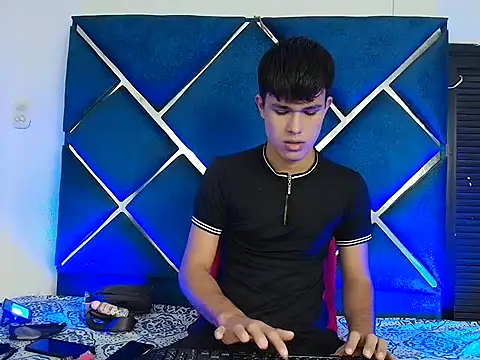 Snapshot of EdwinBoys chatting on April 21, 2026, 1:06 pm EdwinBoys online show from April 21, 2026, 1:06 pm