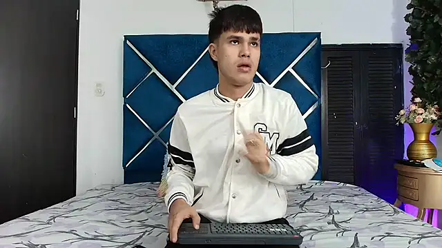Snapshot of EdwinBoys chatting on May 23, 2026, 12:53 pm EdwinBoys online show from May 23, 2026, 12:53 pm