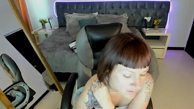 Kim Jeins666  online show from June 10, 2026, 8:19 pm