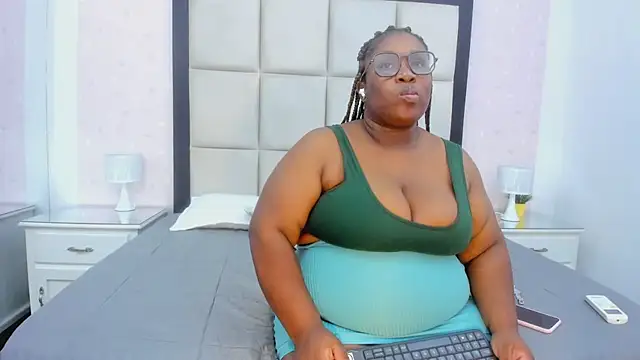 TreisyVixen online show from July 4, 2026, 3:45 am