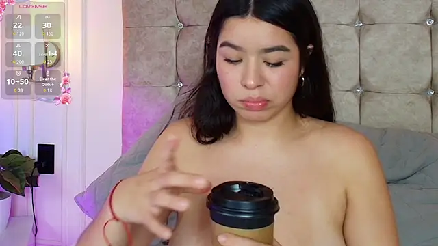 Snapshot of SophieBuitrago chatting on June 3, 2026, 2:33 pm SophieBuitrago online show from June 3, 2026, 2:33 pm