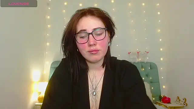 Snapshot of Shiraazsh_ chatting on May 5, 2026, 8:50 pm Shiraazsh online show from May 5, 2026, 8:50 pm