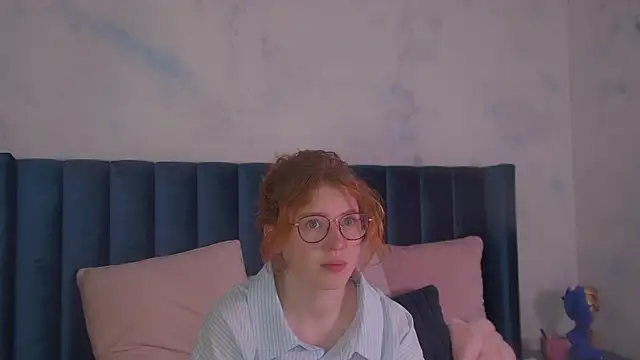 LauraDennis online show from May 24, 2026, 4:39 am