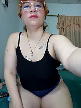 Curves Nina online show from May 7, 2026, 3:06 pm