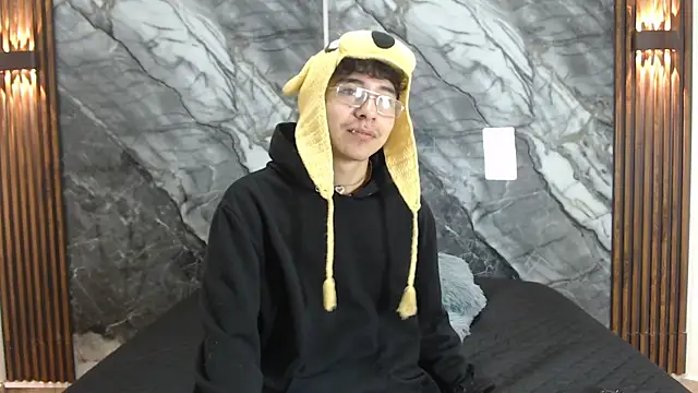 Snapshot of NoahWalker__ chatting on May 1, 2026, 11:15 am NoahWalker online show from May 1, 2026, 11:15 am