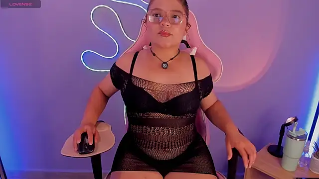 RenataJones11 online show from May 13, 2026, 8:27 pm