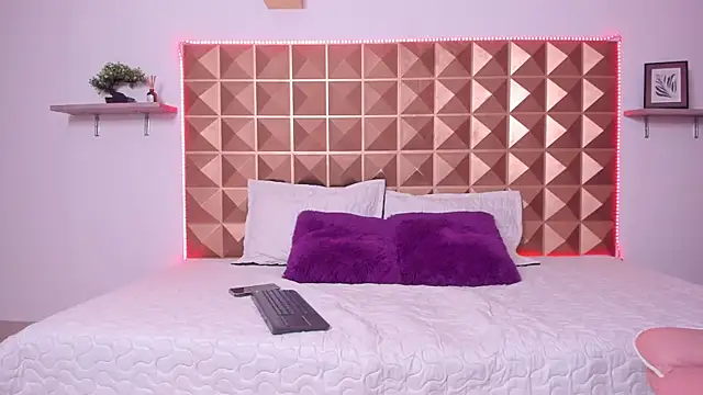 Naughty Kat  online show from April 19, 2026, 3:39 am