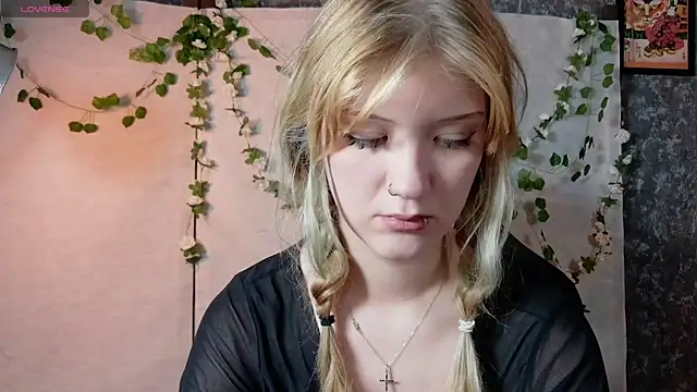 Snapshot of Lina_Wi chatting on July 2, 2026, 8:04 pm Lina Wi online show from July 2, 2026, 8:04 pm