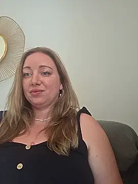 arielsweetieee online show from July 28, 2026, 12:48 pm