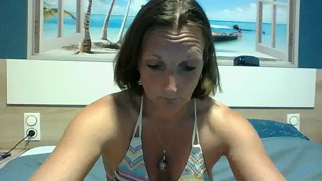 Petitevivi34 online show from April 19, 2026, 10:34 pm