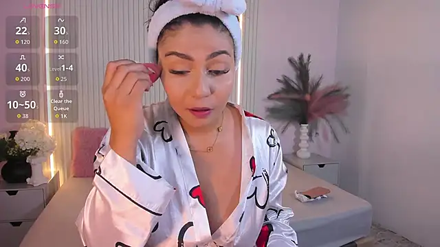LucyWild8 online show from May 21, 2026, 5:09 pm
