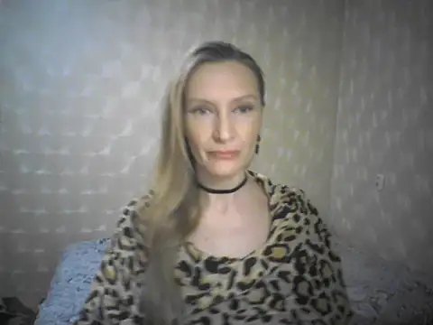 Snapshot of LunaBelle8 chatting on April 25, 2026, 5:43 pm LunaBelle8 online show from April 25, 2026, 5:43 pm