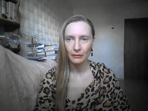Snapshot of LunaBelle8 chatting on April 28, 2026, 2:33 pm LunaBelle8 online show from April 28, 2026, 2:33 pm