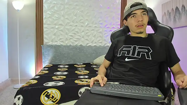 Cris yz online show from April 17, 2026, 9:18 pm