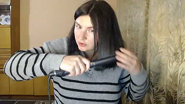 Snapshot of AlinaxJames chatting on April 21, 2026, 2:04 am AlinaxJames online show from April 21, 2026, 2:04 am