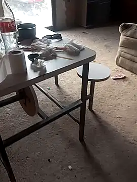  - - -larissa - - - online show from April 21, 2026, 9:37 am