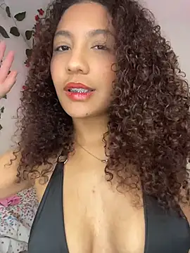 Snapshot of Daphnne_Curly chatting on June 19, 2026, 1:32 am Daphnne Curly online show from June 19, 2026, 1:32 am