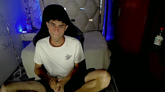 Snapshot of AAA_WHITE chatting on April 30, 2026, 4:30 am AAA WHITE online show from April 30, 2026, 4:30 am