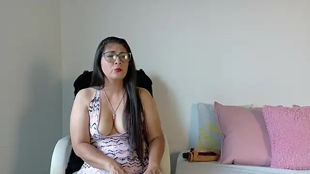 Camila model25 online show from May 30, 2026, 4:04 pm