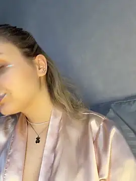 Snapshot of AmeliaLux chatting on May 14, 2026, 2:40 am AmeliaLux online show from May 14, 2026, 2:40 am