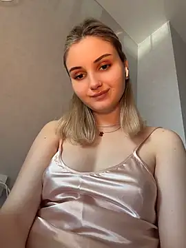 Snapshot of AmeliaLux chatting on May 17, 2026, 10:22 am AmeliaLux online show from May 17, 2026, 10:22 am