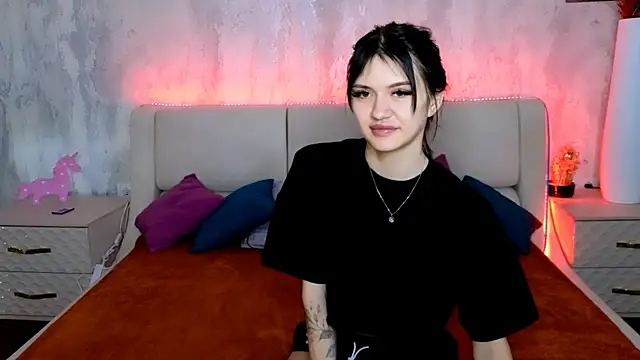 Snapshot of Holly_Beck chatting on June 8, 2026, 2:01 am Holly Beck online show from June 8, 2026, 2:01 am