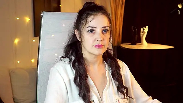 AureliaVane online show from May 23, 2026, 6:23 pm