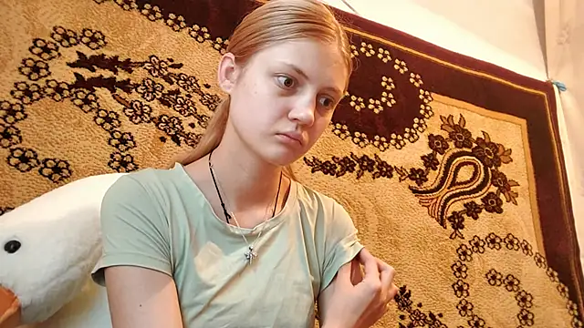 Snapshot of LunaLaday chatting on June 6, 2026, 3:22 am LunaLaday online show from June 6, 2026, 3:22 am