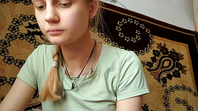 Snapshot of LunaLaday chatting on July 7, 2026, 6:47 am LunaLaday online show from July 7, 2026, 6:47 am