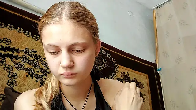 Snapshot of LunaLaday chatting on July 15, 2026, 6:18 am LunaLaday online show from July 15, 2026, 6:18 am