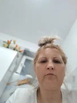 Divineblond online show from April 28, 2026, 5:51 pm