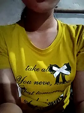 Snapshot of Rosie_LoveUU chatting on June 3, 2026, 10:37 pm Rosie LoveUU online show from June 3, 2026, 10:37 pm