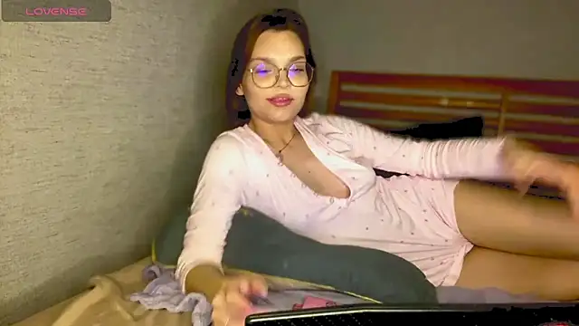 Snapshot of TessaLust_ chatting on May 9, 2026, 8:03 pm TessaLust online show from May 9, 2026, 8:03 pm