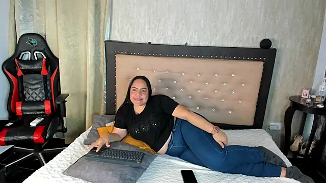 Zoedeleon online show from May 9, 2026, 7:30 pm