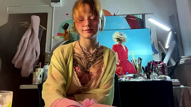 Snapshot of sarawhisperr chatting on April 28, 2026, 6:46 pm sarawhisperr online show from April 28, 2026, 6:46 pm